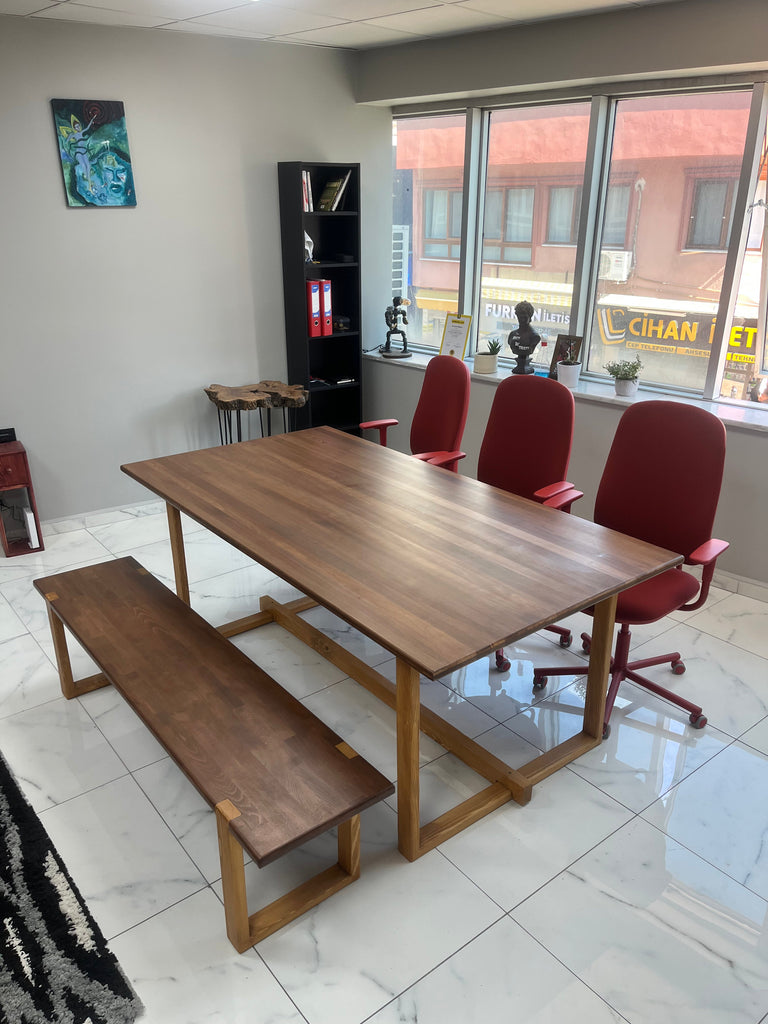 Muğla’da LRC Real Estate Ofisine Özel: Solid Kayın ile Zamansız Bir Proje